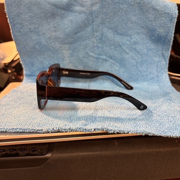 Foster Grant Tortoise Shell Square Sunglasses - Picture 9 of 10